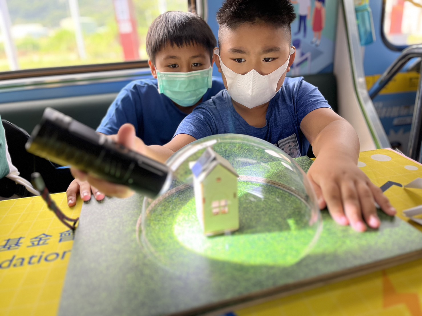 G22恒峰參與基礎科學主題車廂，以STEAM教學精神，設計「逐日科學家」、「太陽能工程師」以及「淨零建築師」三大能源科普課程和實驗